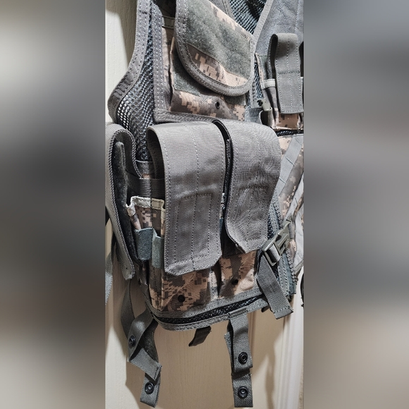 Tactical Gray and Camouflage Vest - Picture 5 of 8